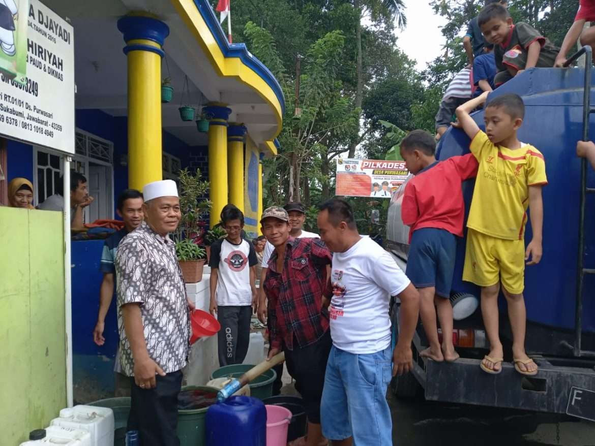 Warga Purwasari 1 Antusias Sambut Bantuan Air Bersih Dari Balon