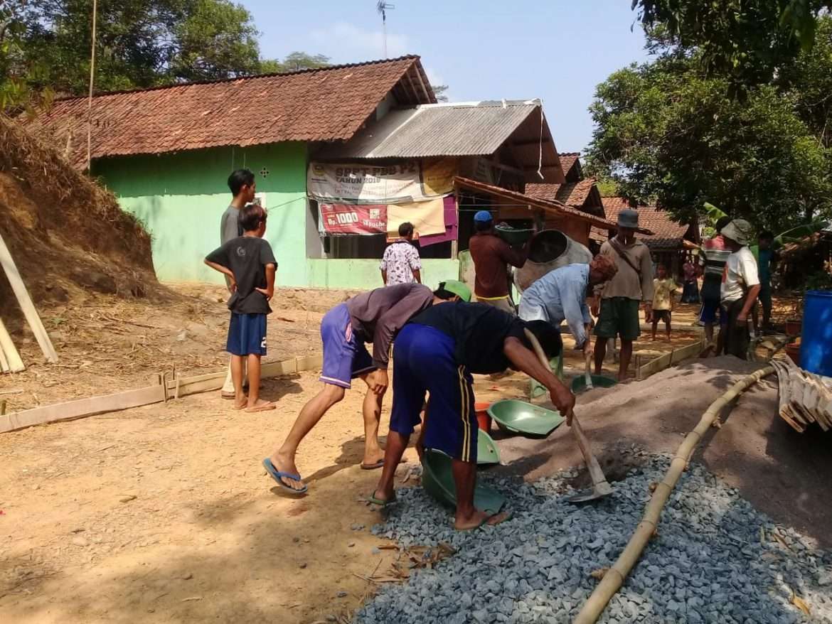 Pemdes Buanajaya Bangun Jalan Untuk Percepat Ekonomi