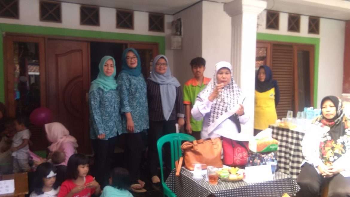Posyandu Kemuning Berbagi Bingkisan Kepada Balita dan Lansia Walau Sering Berpindah Lokasi