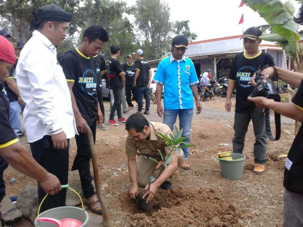 Pemdes Waluran Mandiri Bersama Elemen Masyarakat Tanam Pohon 2000 di Sekitar Setu Waluran Mandiri