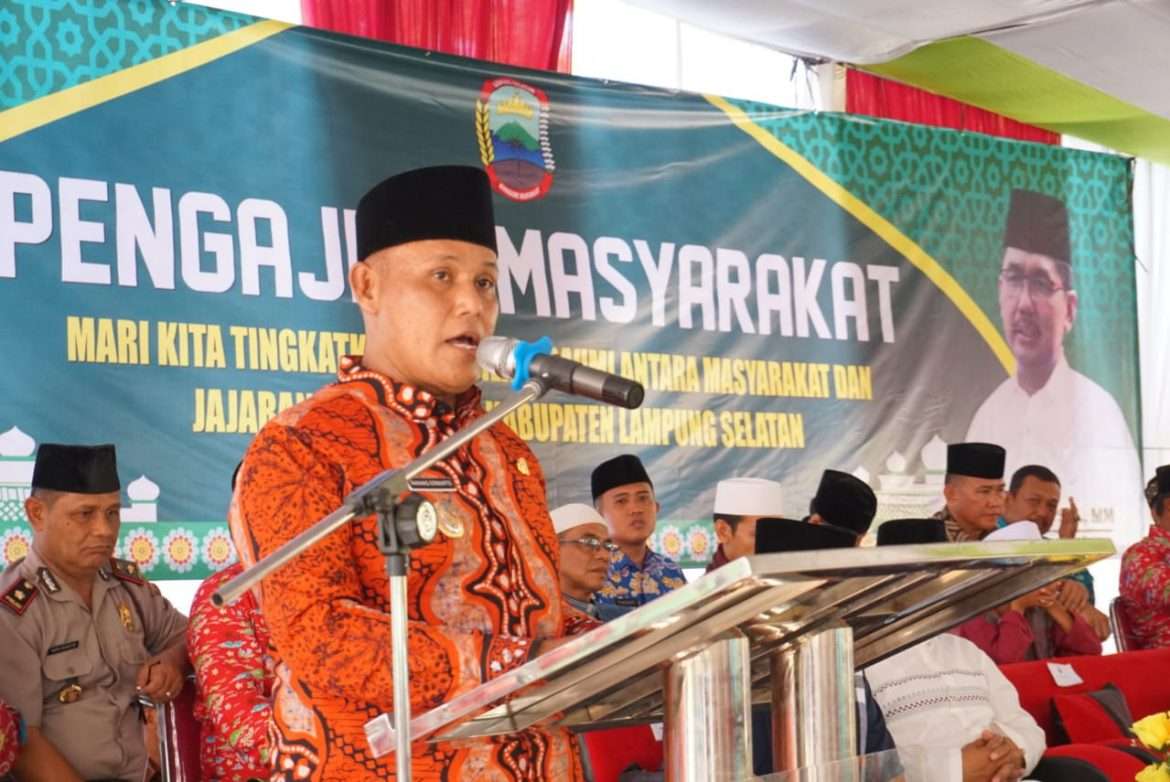 Plt Bupati dan Ketua TP PKK Lamsel, Hadiri Pengajian Masyarakat di Kecamatan Tanjung Bintang