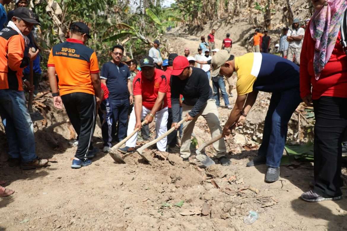 Di Bakauheni, Nanang : Gotong Royong Warisan Leluhur Yang Harus Dilestarikan
