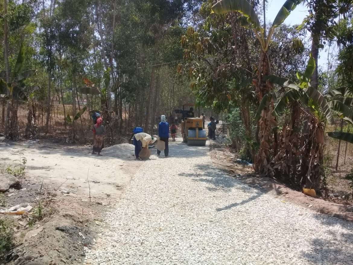 Pemdes Palengaan Laok Realisasikan Dana Desa 2019 Dengan Melakukan Pengaspalan Jalan