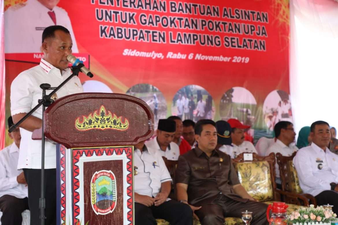 Pemkab Lamsel Serahkan Bantuan 4 Unit Alsintan, Untuk Petani di Desa Sukamarga Kecamatan Sidomulyo