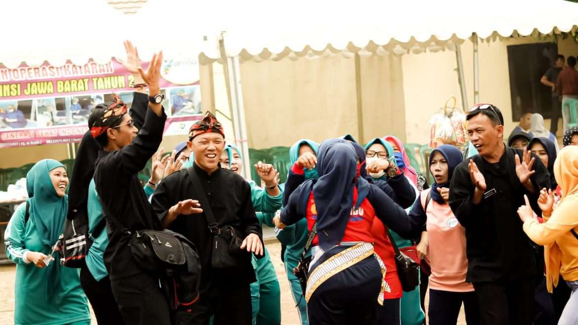 Serunya Kades Dukung Tim Lomba Senam Sehat