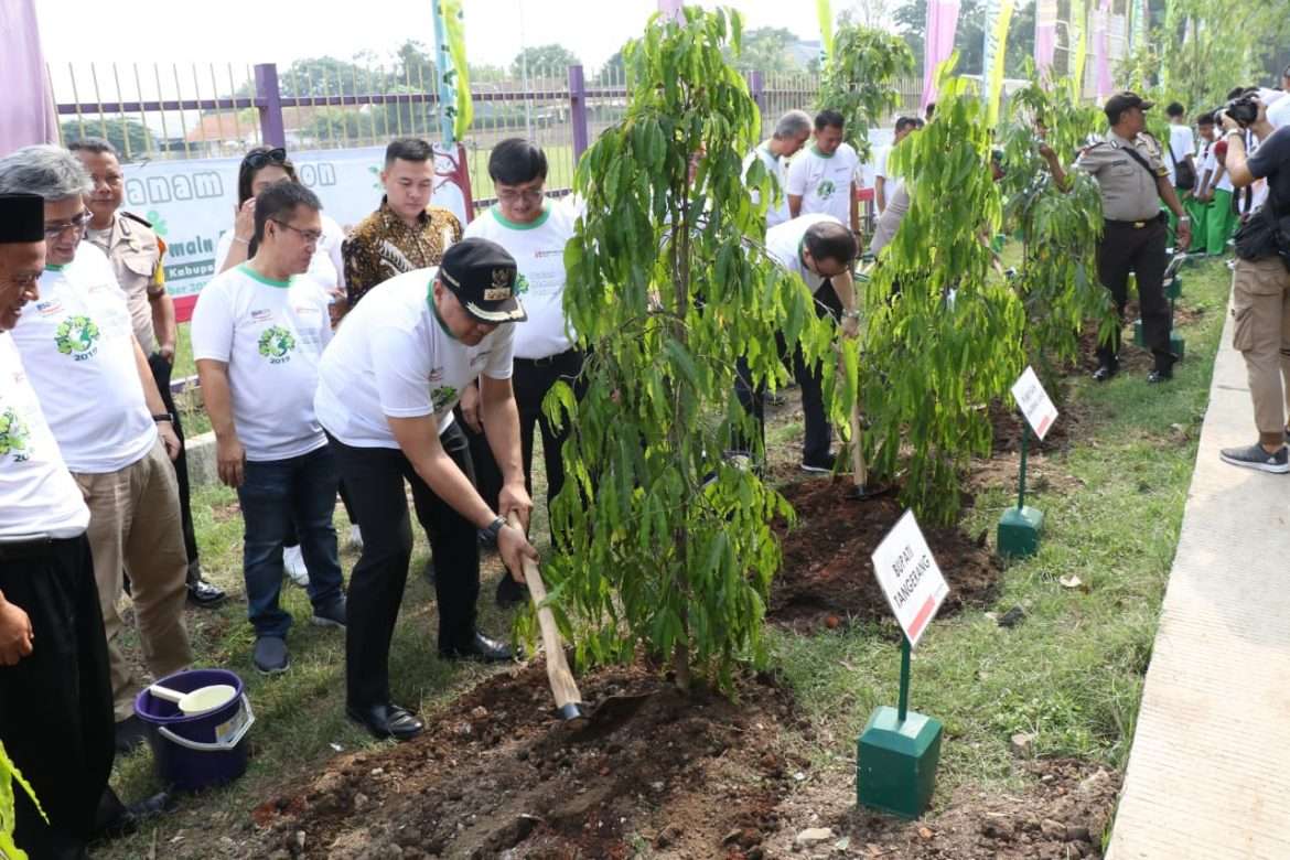 Bupati Zaki Resmikan RBRA dan Menanam pohon di Stadion Cisauk