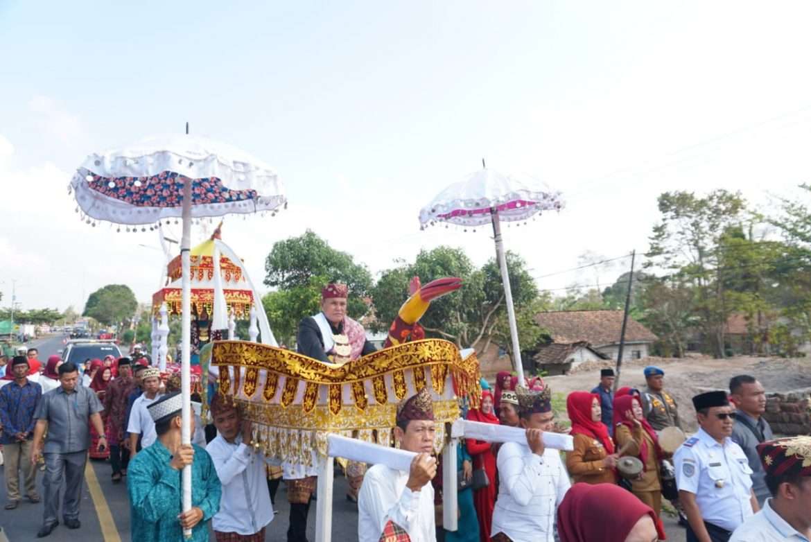 Lantik Kepala Desa di Kecamatan Sidomulyo, Nanang Diarak Adat Lampung Naik Bukhung Garuda
