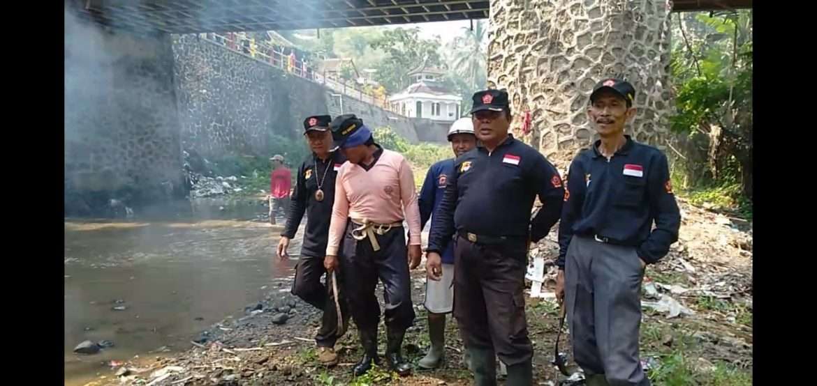 Forum Kemitraan Polisi Dan Masyarakat Desa Kadugede Bersihkan Aliran Sungai Cisanggarung
