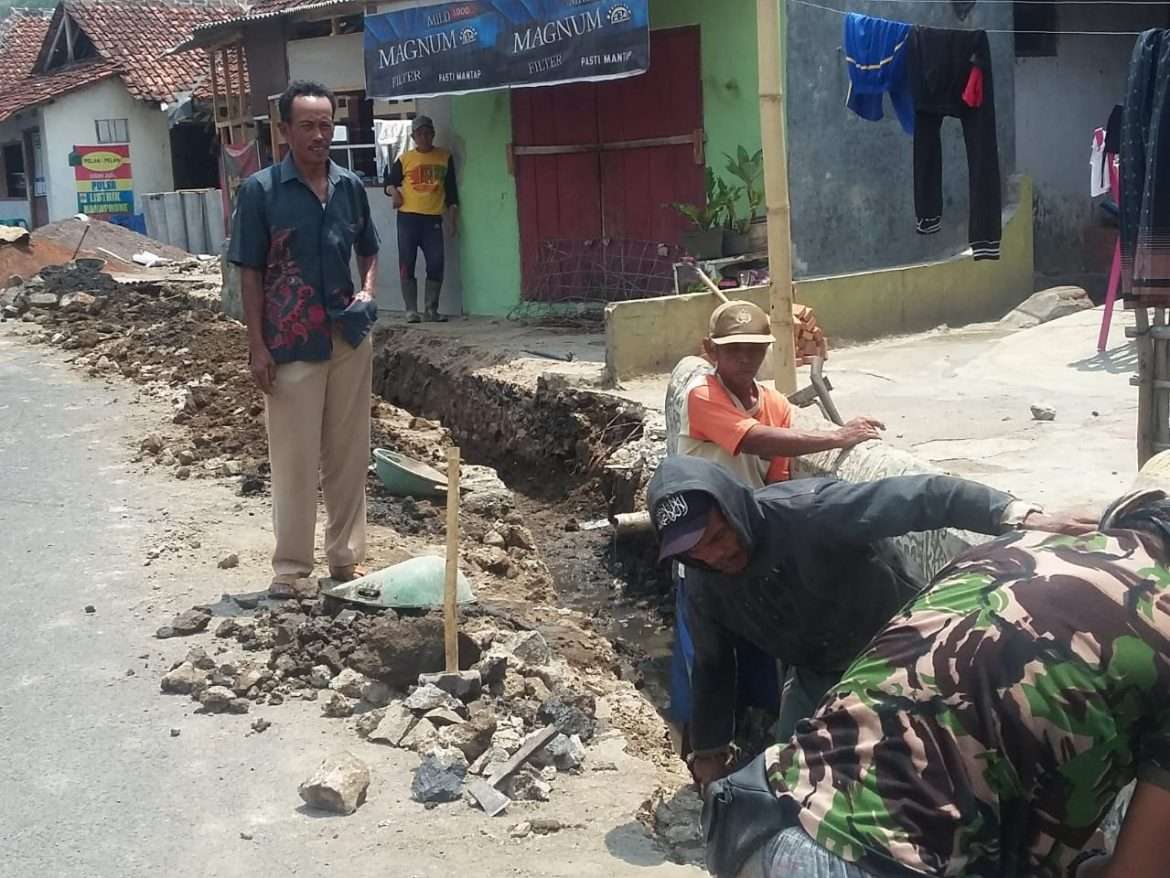 Pemdes Ciketak Bersama Warga Bangun Saluran Air Penghubung Dua Dusun