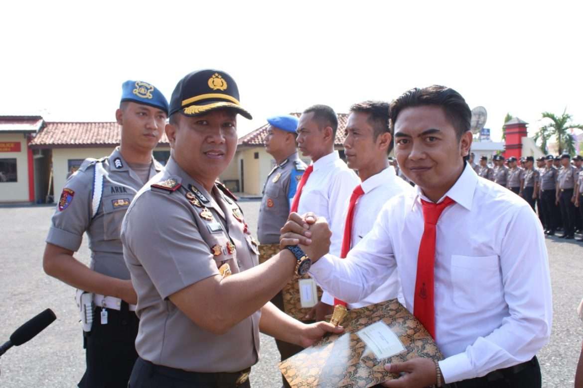 Kapolres Blora Berikan Penghargaan Kepada Anggota Yang Berprestasi