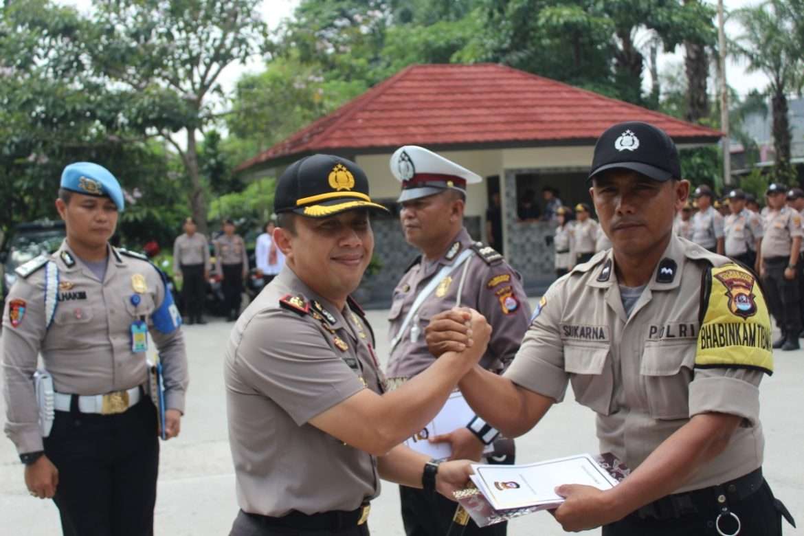 Berprestasi, Kapolresta Tangerang Berikan Penghargaan Anggotanya