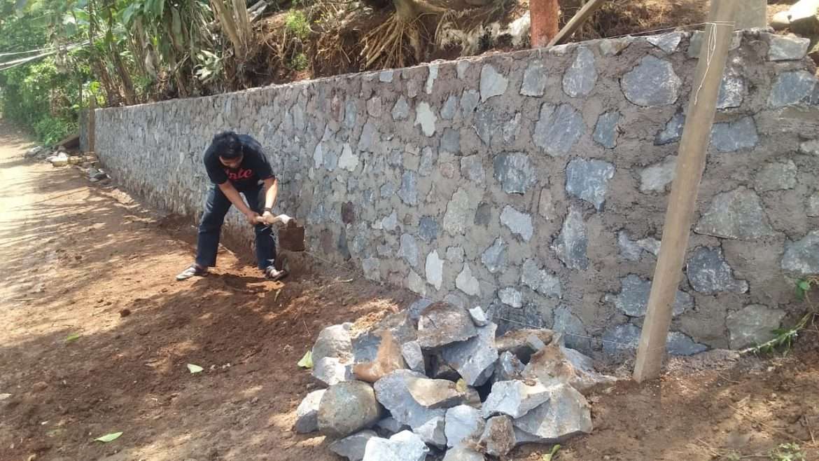 Pemdes Wangunreja Realisasikan DD Bangun TPT Perkuat Jalan Desa
