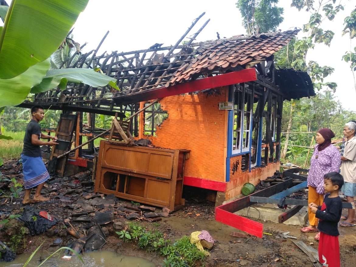 Baru Saja di Bangun Malalui Dana Bansos, Kini Rumah Jajang Ludes Terbakar