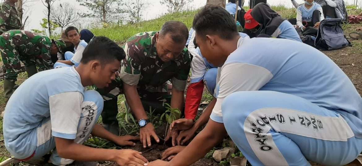 Koramil 421/07 Sidomulyo Bersama Siswa-Siswi SMAN 1 Sidomulyo Giat Tanam Pohon Mangrove Untuk Penghijauan