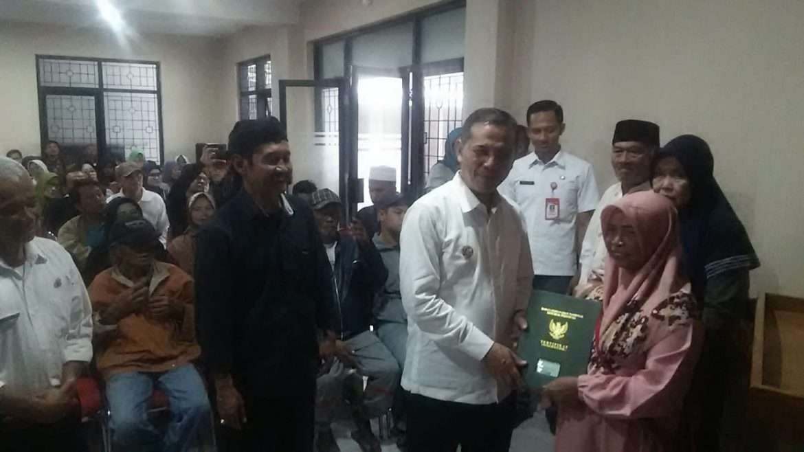 Moment Spesial :  Warga Cibabat Dapat sertifikat Gratis, plus potongan kue dari Walikota
