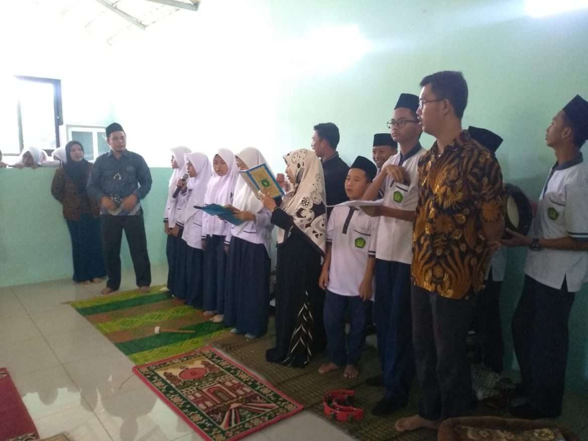 SMP Terpadu Bakti Pratiwi Bagikan Raport Ditengah Acara Maulid Nabi