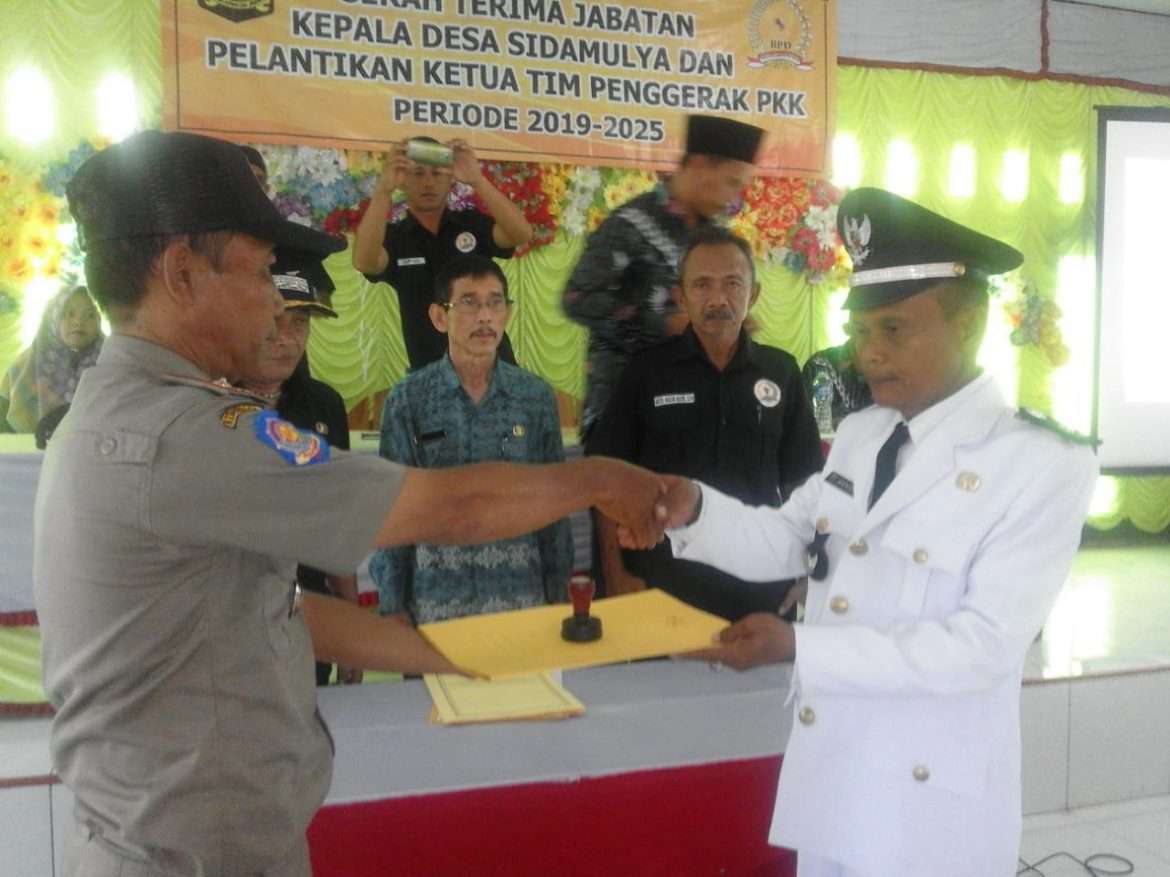 PJS Kades Sidamulya Serahkan Jabatan Kepada Kepala Desa Terpilih