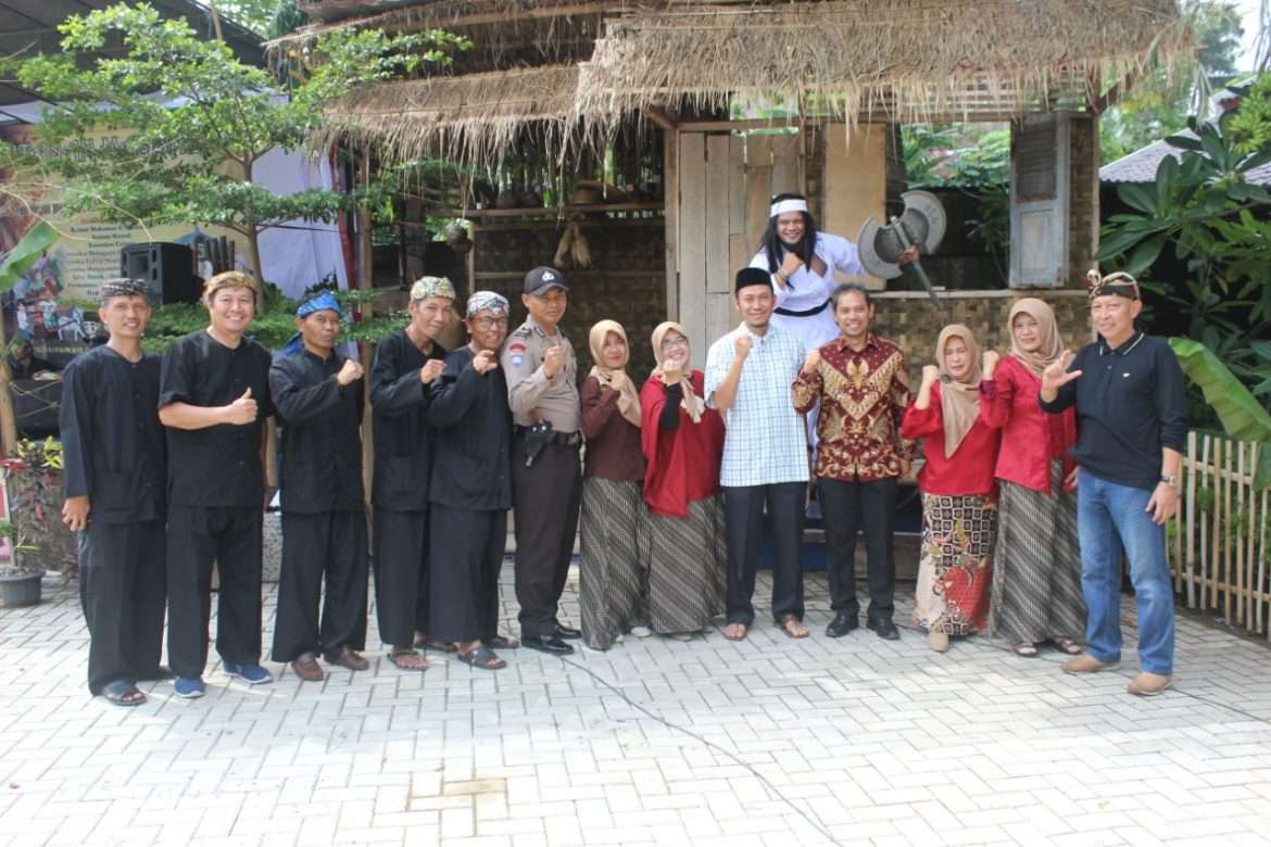 Warga Cipageran Adakan Khinatan Massal Dengan Kreasi Seni