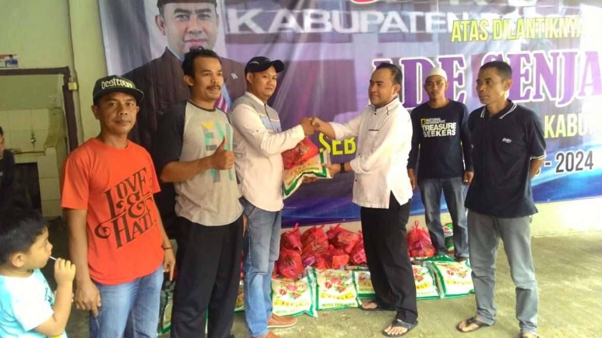 Ade Sanjaya Berikan Bantuan Korban Bencana Alam