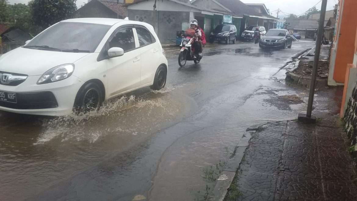Buruknya Aliran Drainase Jalan Cemerlang Kota Sukabumi di Genangi Banjir