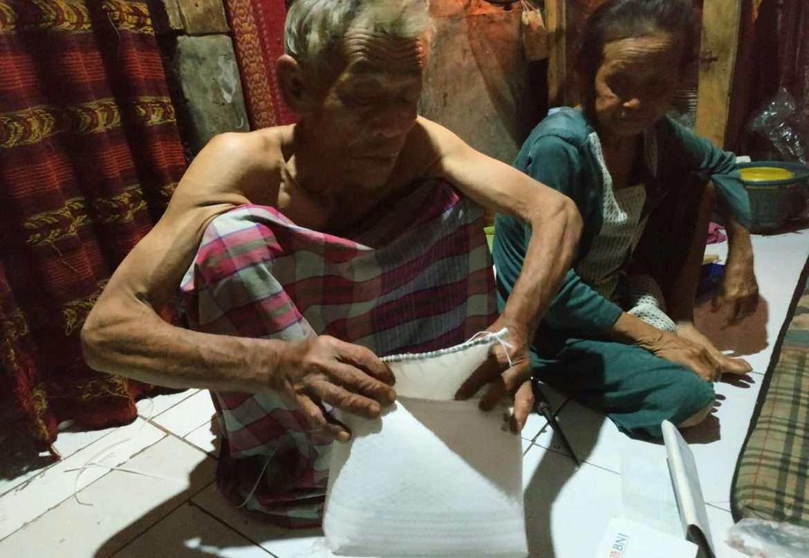 Pasangan Lansia Kreatif, Tinggal dii Gubuk Reyot Butuh Perhatian Pemerintah