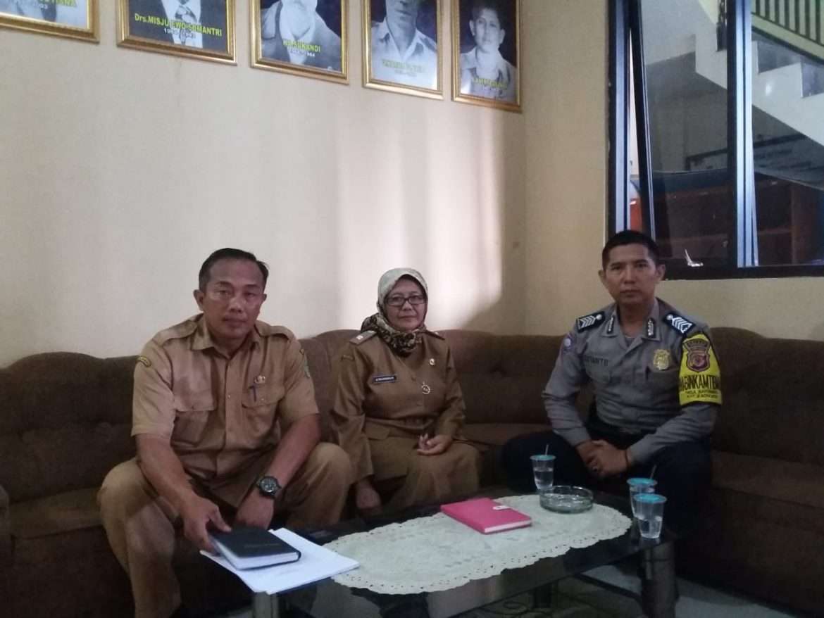 Menggali Informasi Kamtibmas Pemdes Bayuning Adakan Dialog Bersama Bhabinkamtibmas Polsek Kadugede