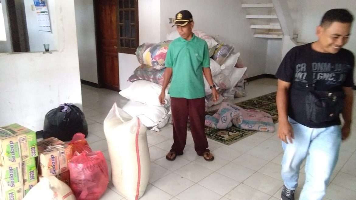 Pemdes dan Warga Tanjungrasa Bersama-sama Bantu Korban Longsor di Bogor Barat