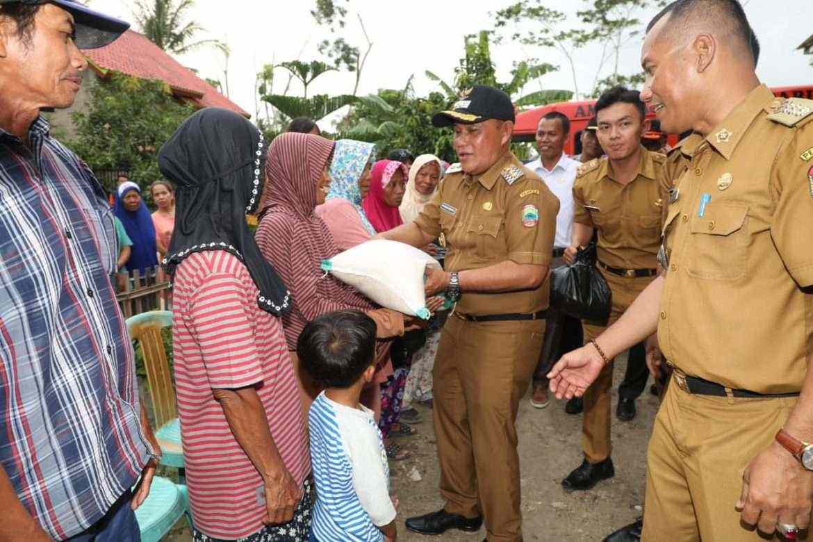 Tinjau Puluhan Rumah Terdampak Banjir, Nanang Bagikan Puluhan Paket Sembako Kepada Warga