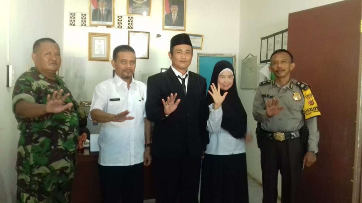 Kades Galuga Lantikan Ketua RT dan RW Secara Serentak