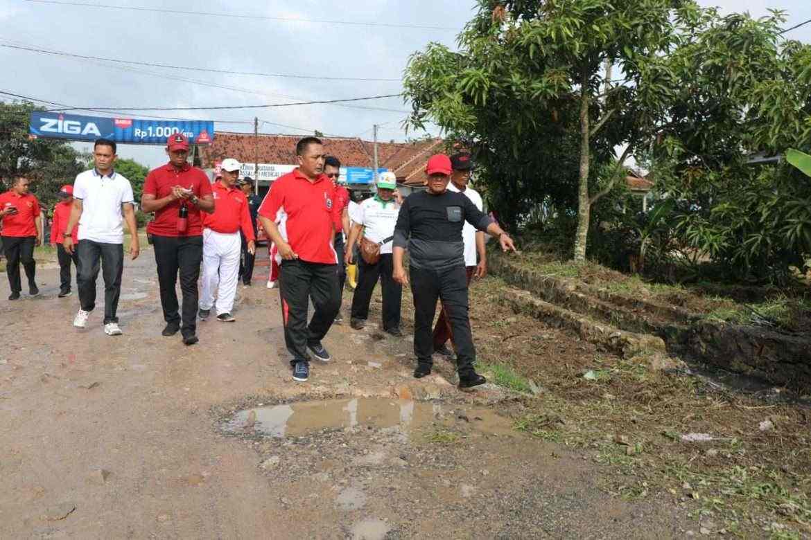 Jumat Bersih Di Tanjung Bintang, Nanang Dan Warga Gotong Royong Bersihkan Selokan