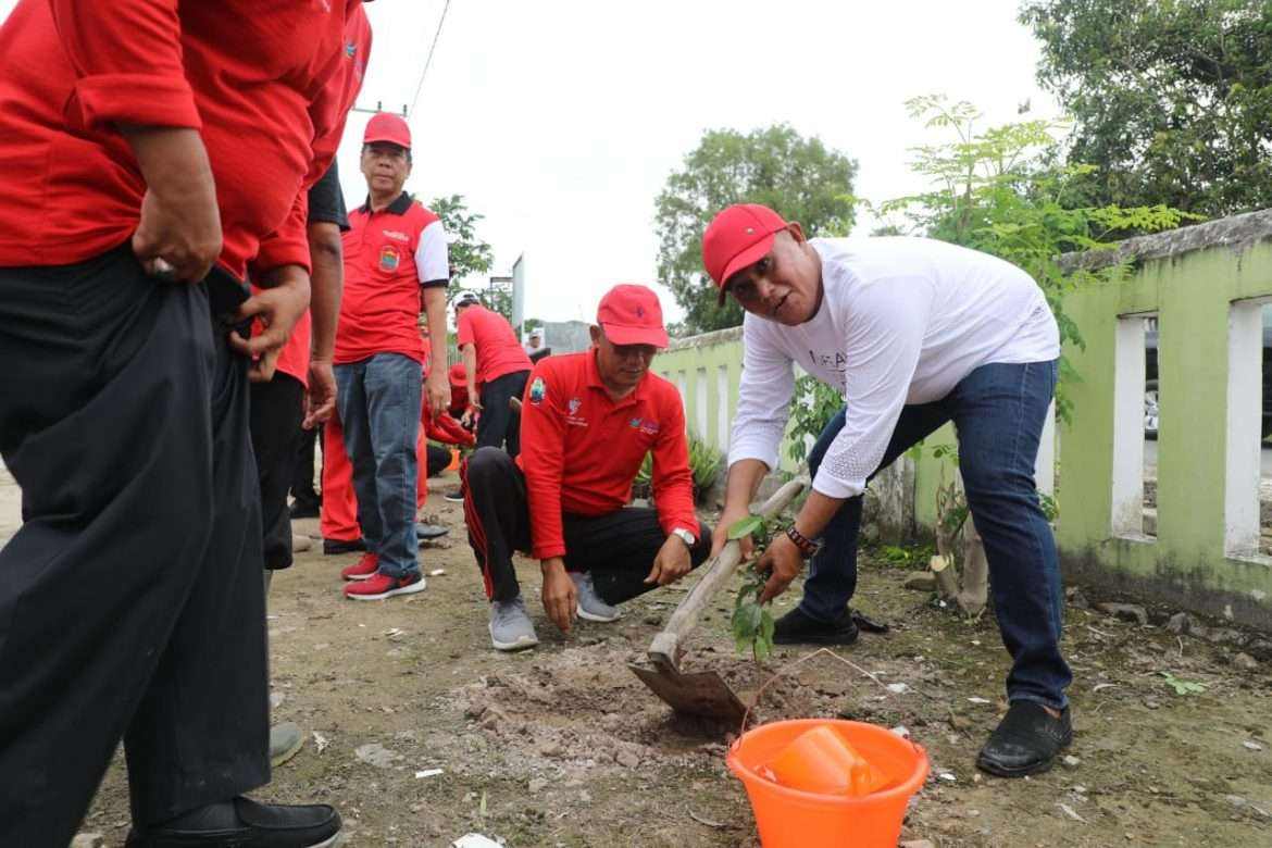 Plt Bupati Lampung Selatan, Tanam Pohon dan Gotong Royong Bersama Warga Palas