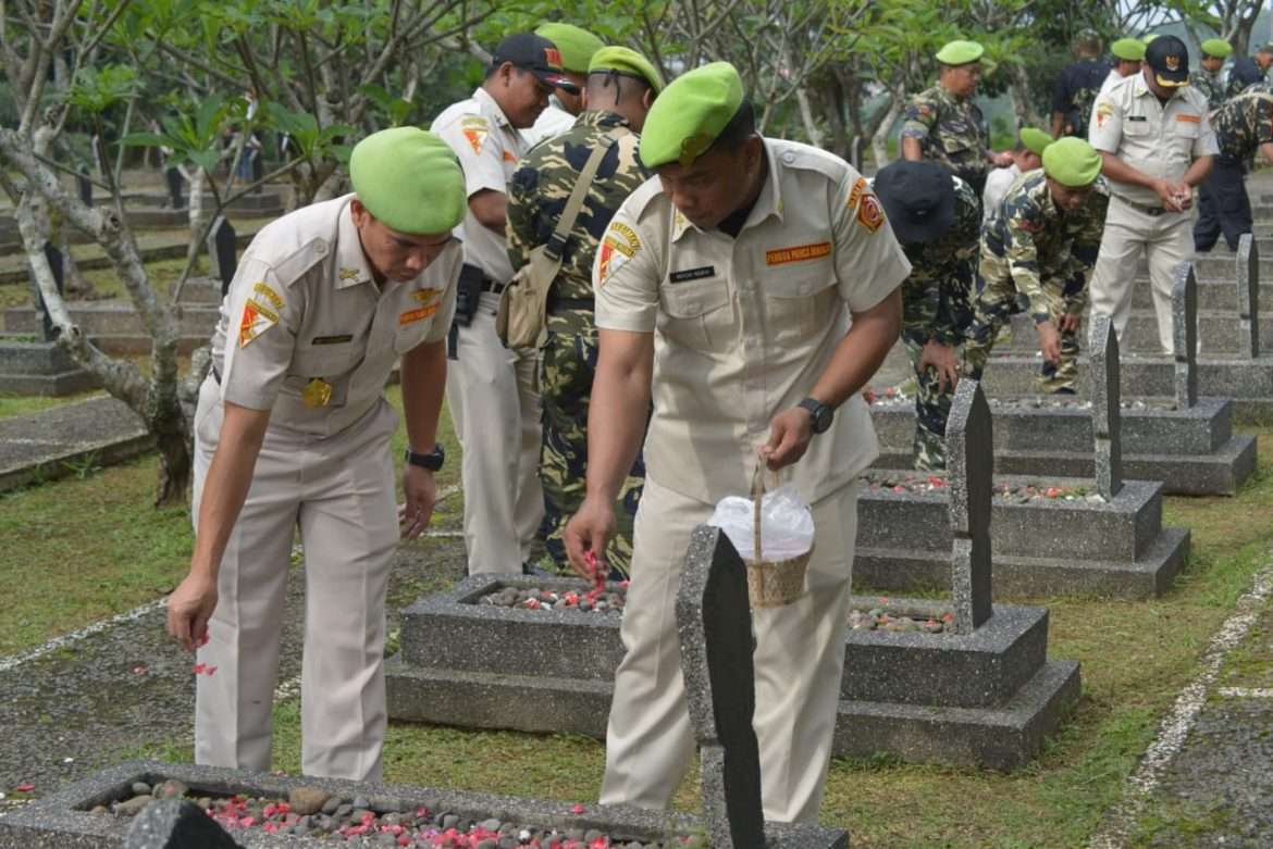 Edukasi Nilai Perjuangan dan Kerja Bakti Bersihkan Taman Makam Pahlawan Pondok Rajeg Cara PPM Peringati HUT Ke-39