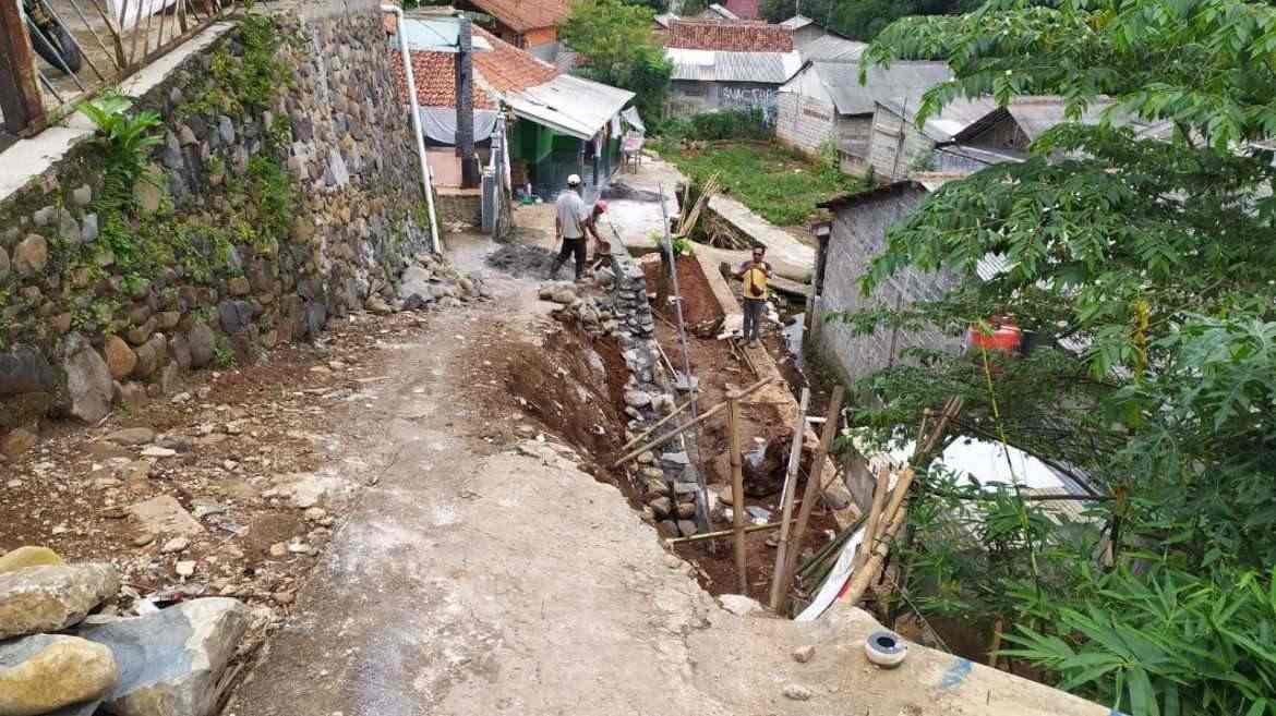 Antisipasi Longsor Susulan, Pemdes Pasir Jambu Bangun Turap