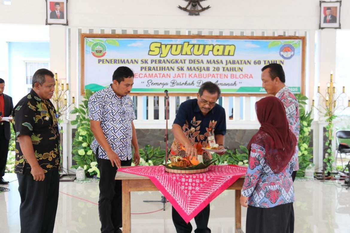 Pertama di Jati Bupati Dorong Semua Kades Segera Serahkan SK Jabatan Perades Hingga Usia 60 Tahun