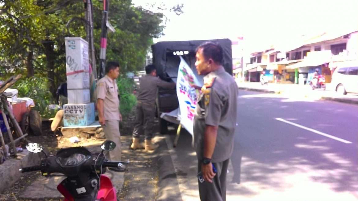 Satpol PP Kecamatan Sukaraja Tertibkan Spanduk Tidak Berijin