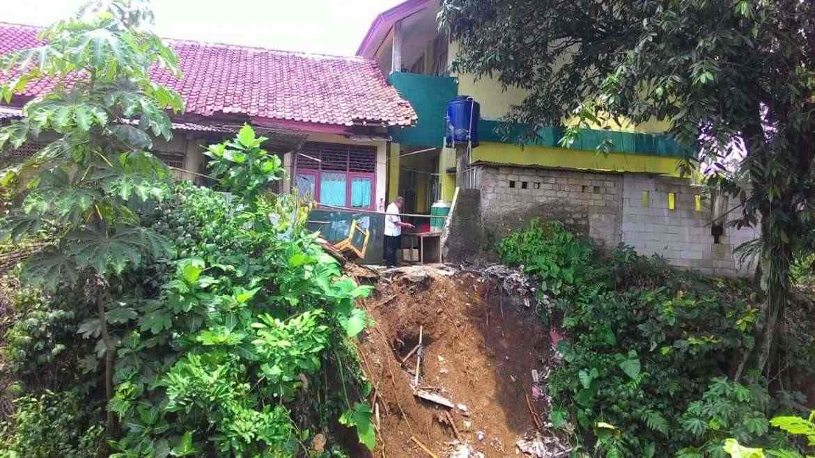 Longsor Dibelakang Bangunan Sekolah Ancam Nyawa Siswa