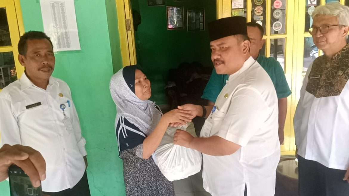 Tangerang Bersedakah, Kecamatan Jatiuwung Bagikan 400 Bingkisan Sembako