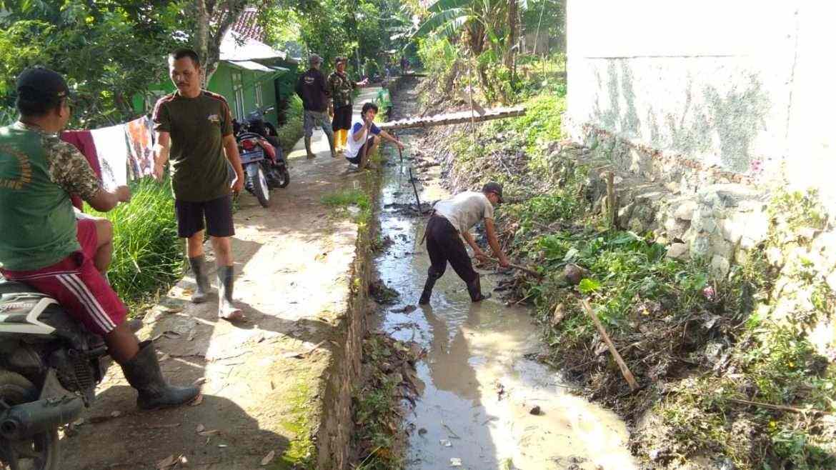 Sadarkan Warga Jaga Lingkungan Ala Kepala Desa Pasirtanjung