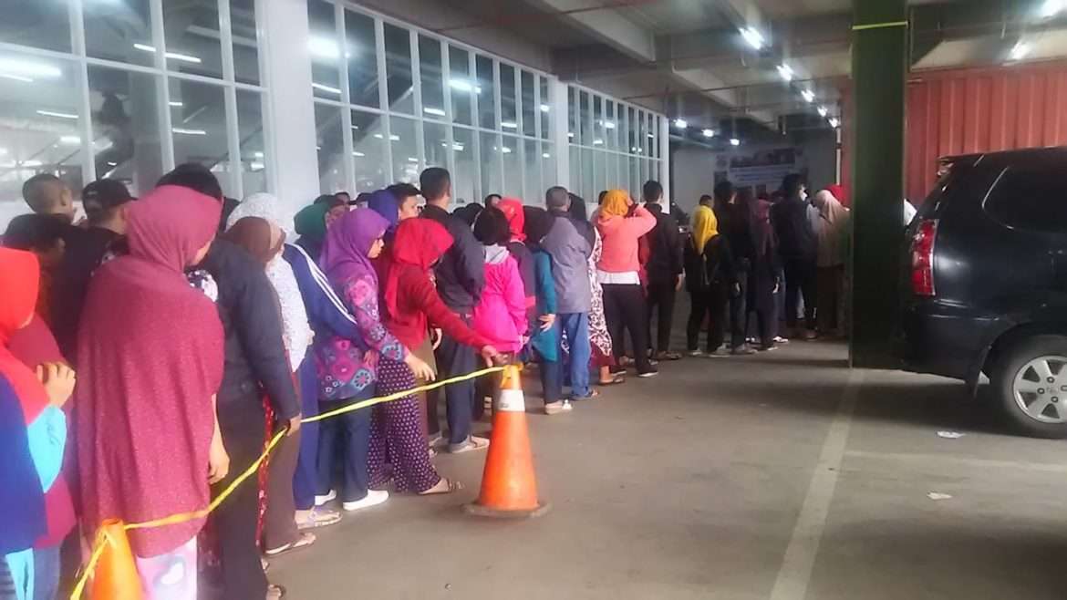 OPM Disperindag di Pasar Atas Baru Diserbu Warga