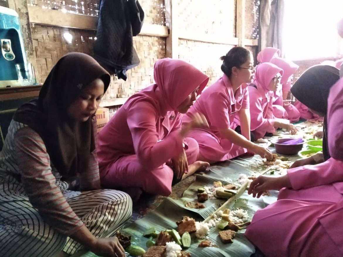 Ketua Ranting Bhayangkari Cibadak, ‘Ngaliwet’ Bareng Dua Gadis Yatim Piatu Penjual Gorengan