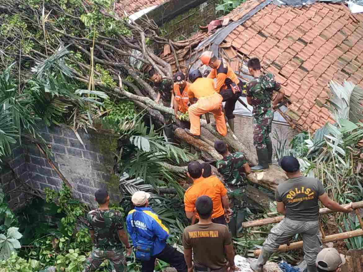 Personel Armed 10 Bradjamusti Bantu Bersihkan Rumah Warga Korban Longsor