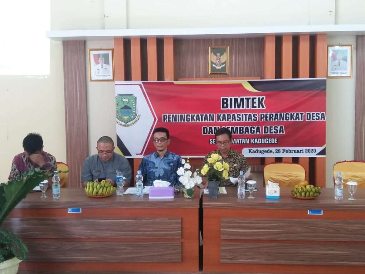 Camat Kadugede Berikan Bimtek Peningkatan Kapasitas Bagi Perangkat Dan Lembaga Desa