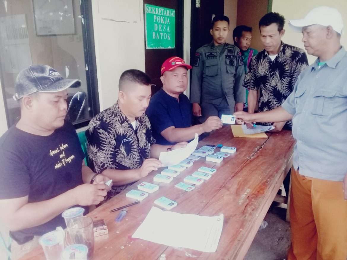 Pembagian E – KTP Secara Simbolis oleh Kades H. Ata Sudrajat.