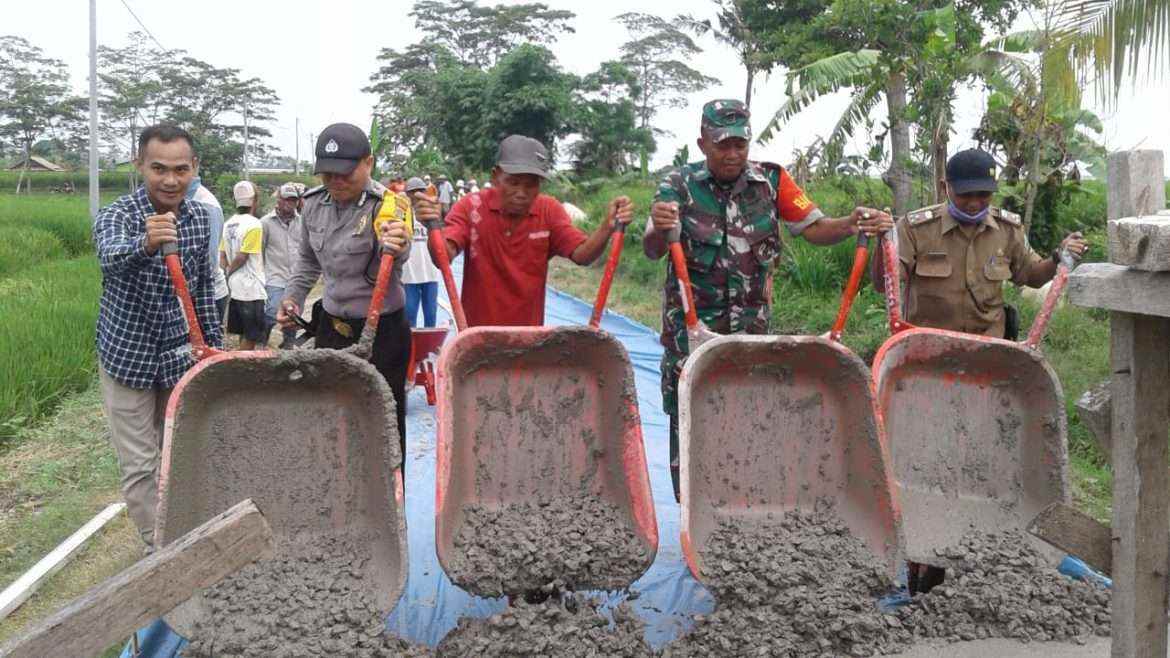 Tahap Awal Dana Desa Pemdes Munjuk Sampurna Louncing Trail Dengan Merabat Beton Jalan