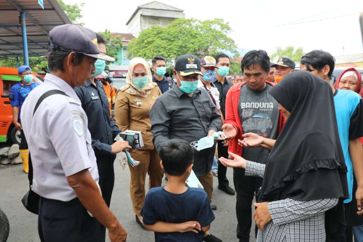 Blusukan Ke Pasar Inpres, Nanang Ermanto Bagi Bagi Masker Gratis Dan Semprot Disinfektan
