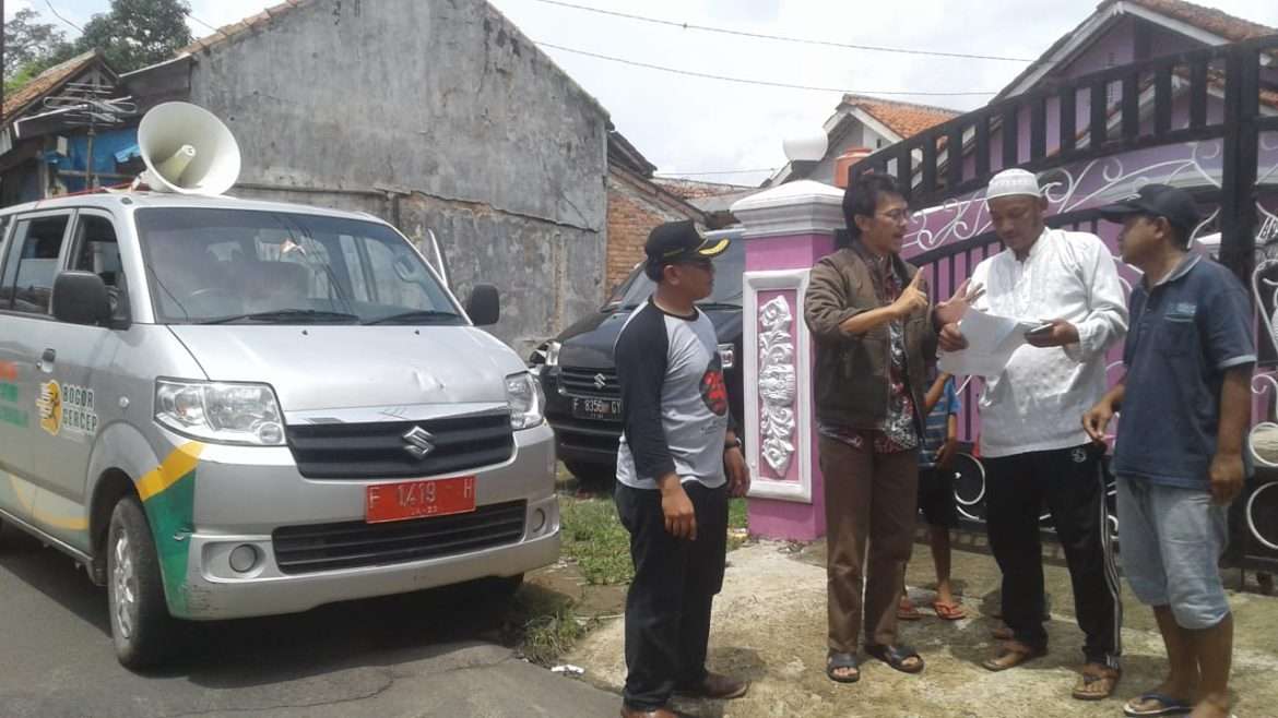 Pemdes Situ Udik Bagikan Brosur Cegah Corona