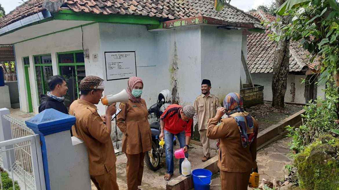 Cegah Covid-19, Desa Cisukadana Lakukan Penyemprotan Cairan Disinfektan