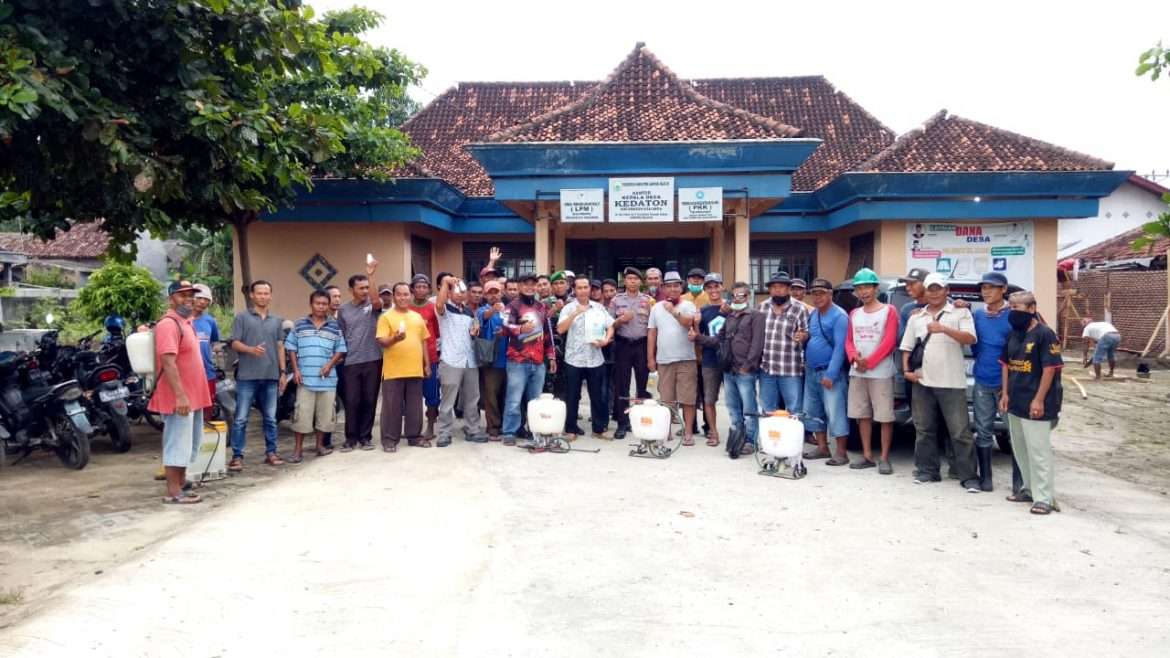 Cegah Covid 19/ Corona Pemdes kedaton Semprotkan Disinfektan