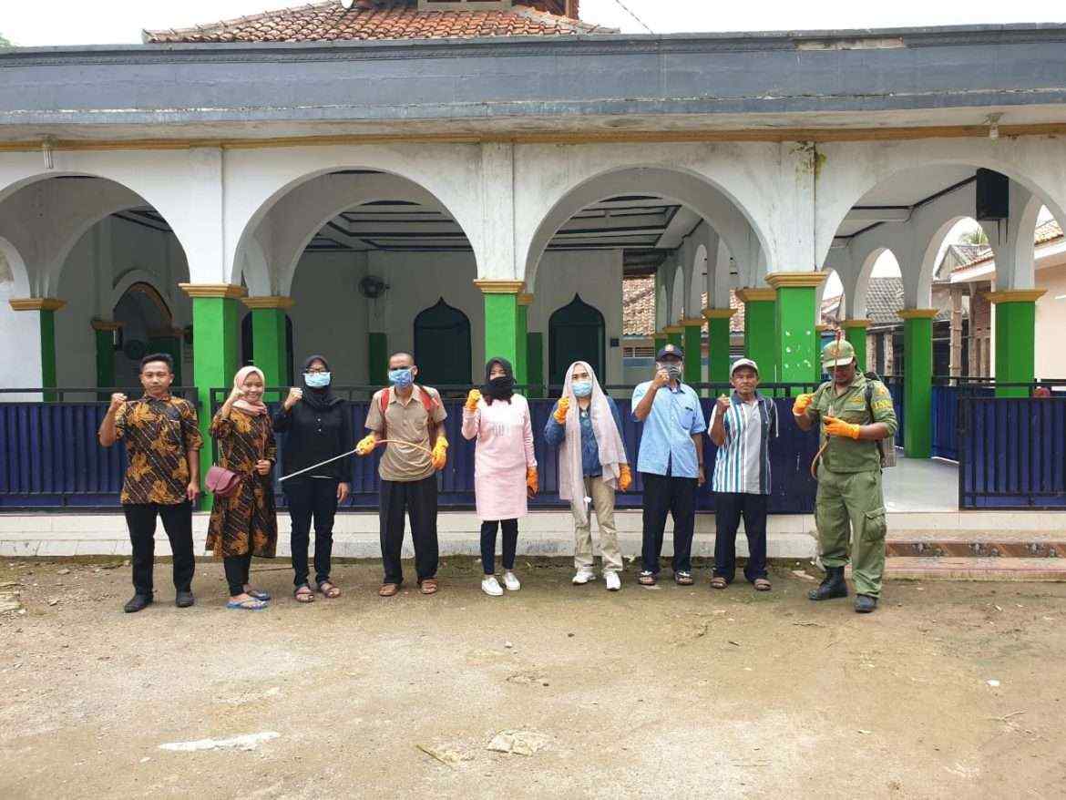 Pemdes Jagabaya Semprot Sarana Umum Sebagai Antisipasi Penyebaran Corona