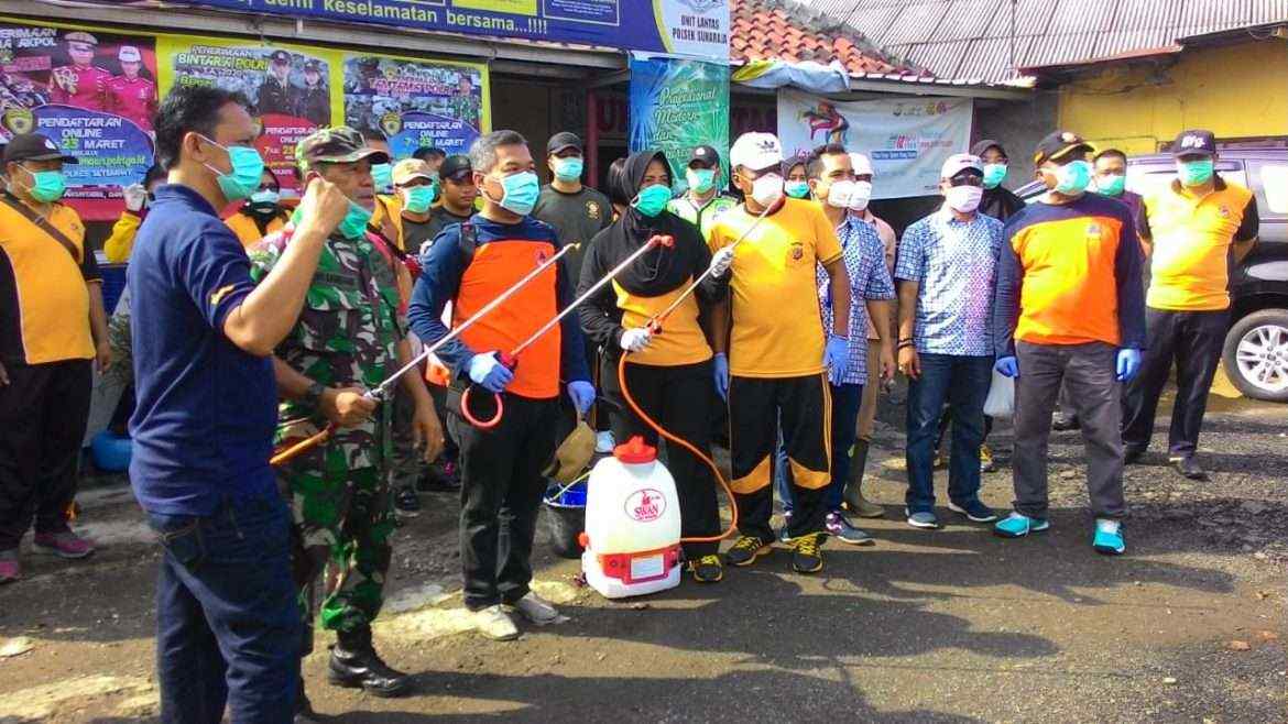 Antisipasi Penyebaran Virus Covid 19 Koramil Sukaraja Bersama Muspika Semprot Fasilitas Umum